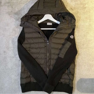 Grön moncler cardigan  - Hej säljer min killes moncler cardigan. Jackan har inga tecken på använding, kan skicka fler bilder! Jackan är köpt på Vestaire collective och digitalt kvitto finns. Perfekt till våren!🤗