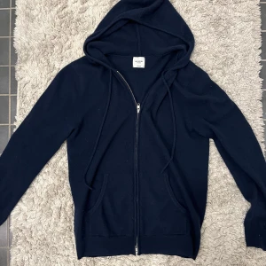 Cashmir hoodie - Säljer en snygg cashmir hoodie från John Henric, storlek M, fint skick pyttelitet hål som knappt syns, skriv vid bild.