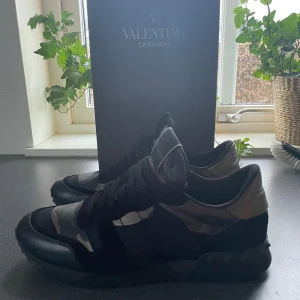 Valentino rockrunner  - Riktigt snygga Valentino rockrunner skor | i storlek 41 men sitter större så passar även 42. Skick 9/10 Box medföljer vid köp. Nypris 7000kr mitt pris 2599kr