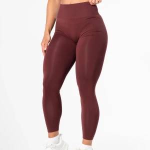 RELODE Prime scrunch tights  - Säljer mina tränings tights från relode i storlek XS köpta för cirka 3 veckor sedan. Jag har hunnit använda dessa tightsen under ett tillfälle därav priset. Inga som helst defekter utan i princip som nya. Väldigt stretchiga samt ger en fin form på kroppen. Scrunch på bakdelen. Lite mörkare och rödare färg på tightsen i verkligheten. Är du intresserad får du gärna skicka ett PM, vid snabb affär kan jag tänka mig att gå ner i pris, fraktar även samma dag om så önskas. 