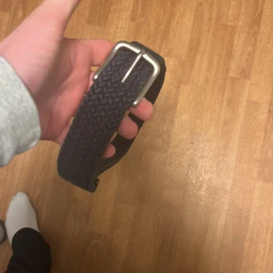 Svart flätat bälte - Säljer nu mitt svarta flätade bälte från hm då jag inte använder de. Tror att de är 100cm