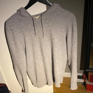 Grå hoodie i kashmir - Säljer en grå kashmir hoodie i storleken S men passar även M 
