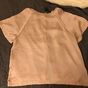 Rosa blus e - Rosa blus med dragkedja på baksidan använd ett par gånger till kalas men annars är den i jätte bra skick och inget är trasigt 