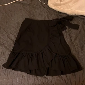 Svart volang kjol  - Helt oanvänd svart volang kjol från only det var inte min stil när jag köpte den så valde att sälja den❤️