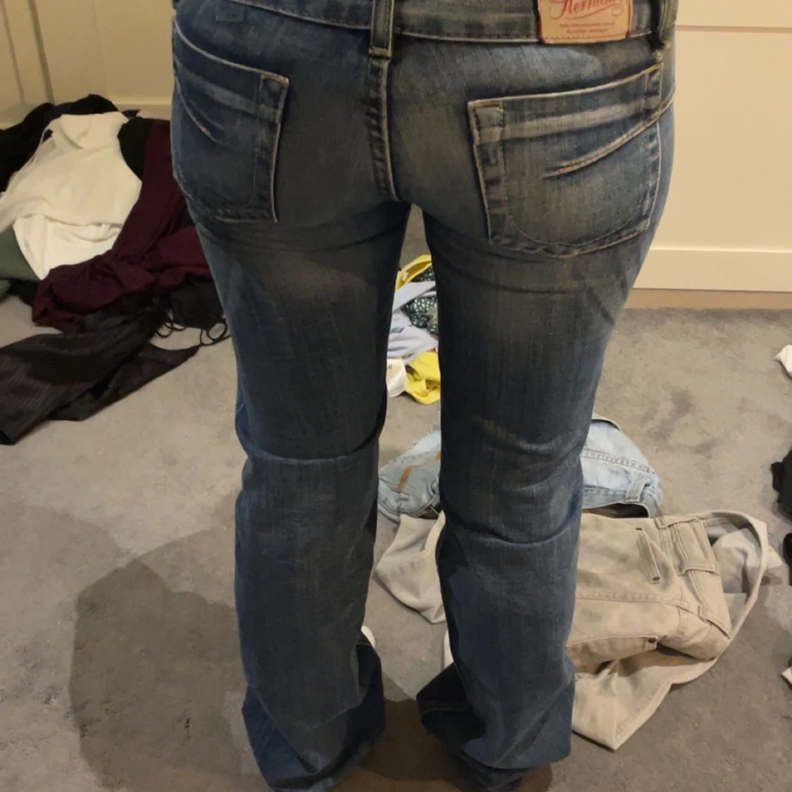 Blå jeans med fickdetaljer