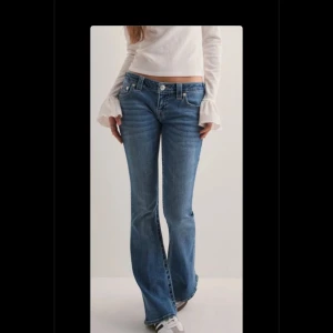 Blå low waist jeans - Säljer dessa ultra low waist jeansen från true religion i storlek W27. Har bara använts vid ett tillfälle! Nypris 1399kr