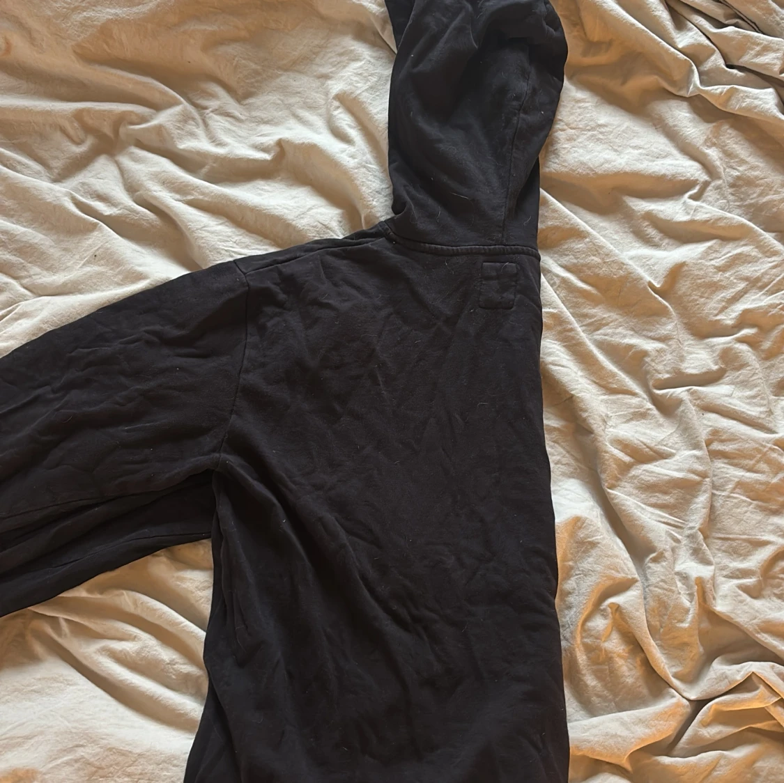 Svart hoodie i ekologisk bomull - 1