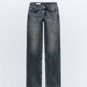 Raka jeans - Raka jeans från zara, mörkblå, använda fåtal gånger så i mycket bra skick!💕