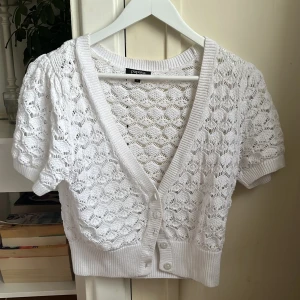 Vit spets bolero  - Säljer en söt vit spets bolero från Papaya. Boleron har korta ärmar och en v-ringad design med knappar framtill💕💕
