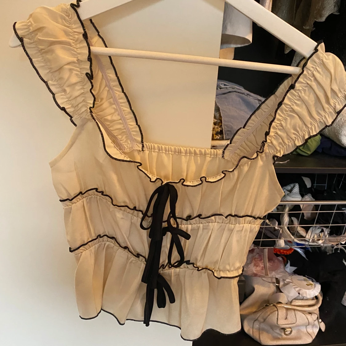 Beige blus med volangdetaljer