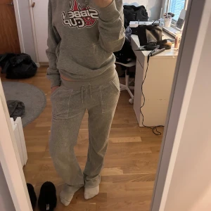 Juicy byxor - Säljer ett par byxor från juicy couture som tyvärr är för långa för mig💕 nästan helt oanvända så inga defekter eller skador
