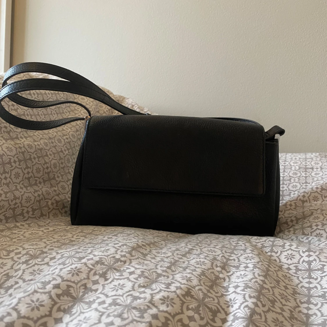 Svart axelväska med dragkedja