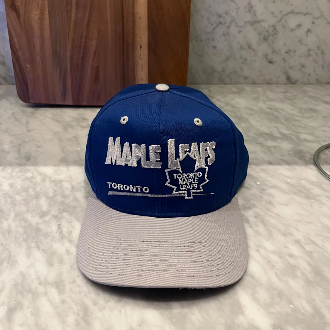 Blå och grå keps med Toronto Maple Leafs broderi