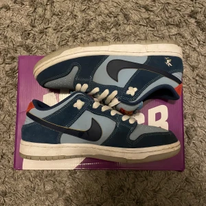 Nike SB Dunk Low 'Why So Sad?' - Unika Nike SB Dunk Low 'Why So Sad?' Säljer för att de inte passar mig längre. Crease skydd ingår. Hör gärna av er om ni har några frågor!