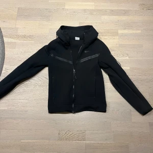 Svart  nike teech fleece - Storlek xs skick 7/10 säljer för den e för liten. Kan tänka mig sänka pris vid snabb affär