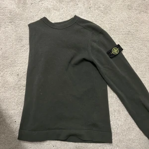 Stone island  - Mörk grön stone island tröja fin och stilren tröja som passar till mycket 