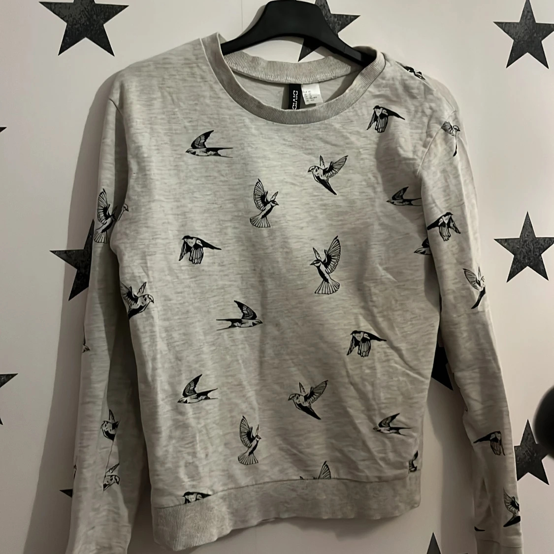 Grå tröja med fågelmönster från H&M Divided