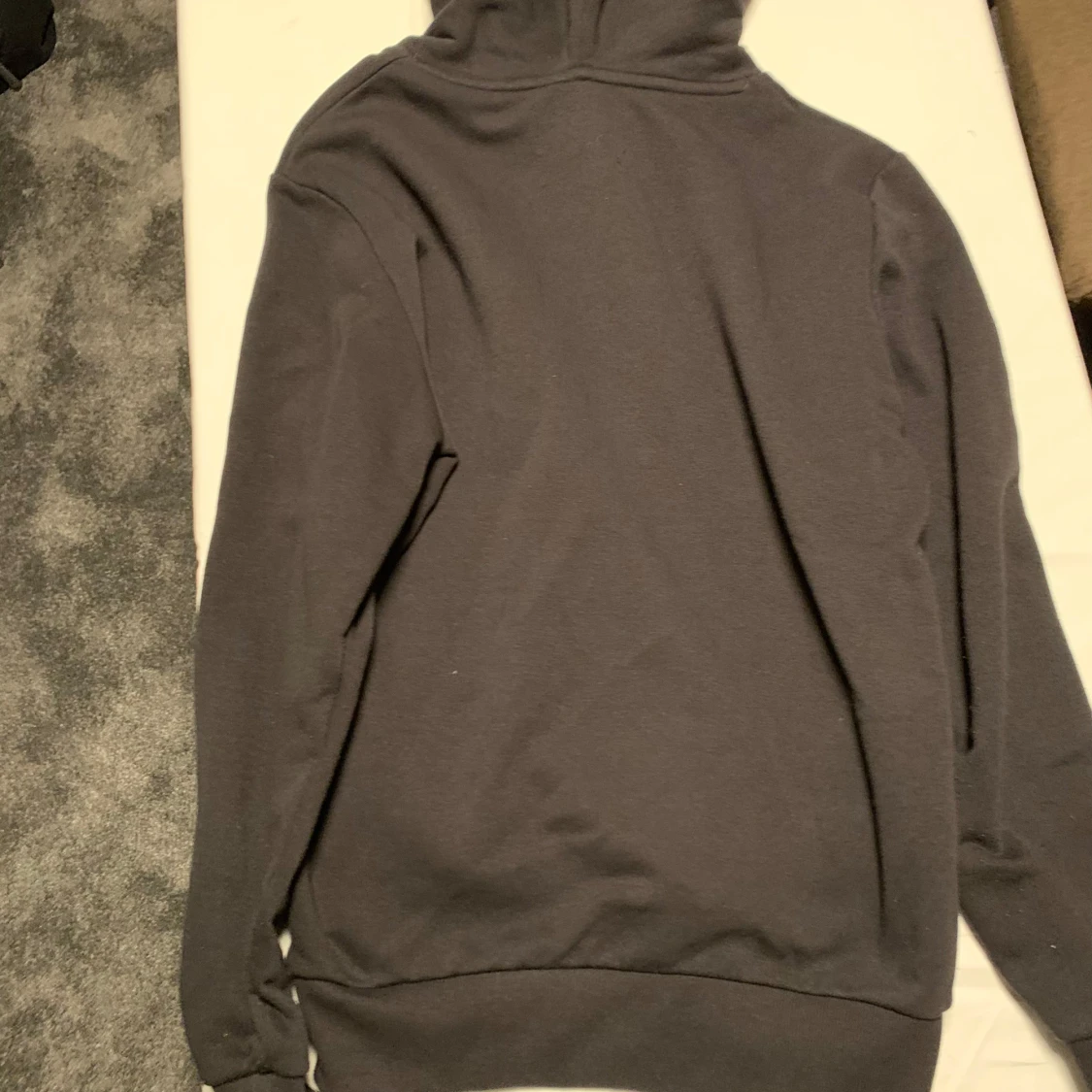 Svart hoodie med dragkedja och snörning från Indicode  - 2