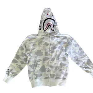Bape Hoodie - Bape hoodie köpt här på plick, storlek L men passar mer som M skulle jag säga, om du har några fler frågor DMa mig🙏‼️🤝🔥