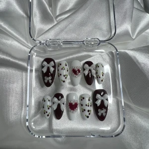 Cherry Lady Medium Almond - Mått: 15-11-12-11-9 (MM)  Handgjorda naglar av högsta kvalitet✨Vid rätt applicering & borttagning kan du få ut flera användningar av dom! Man får med prepkit❤️