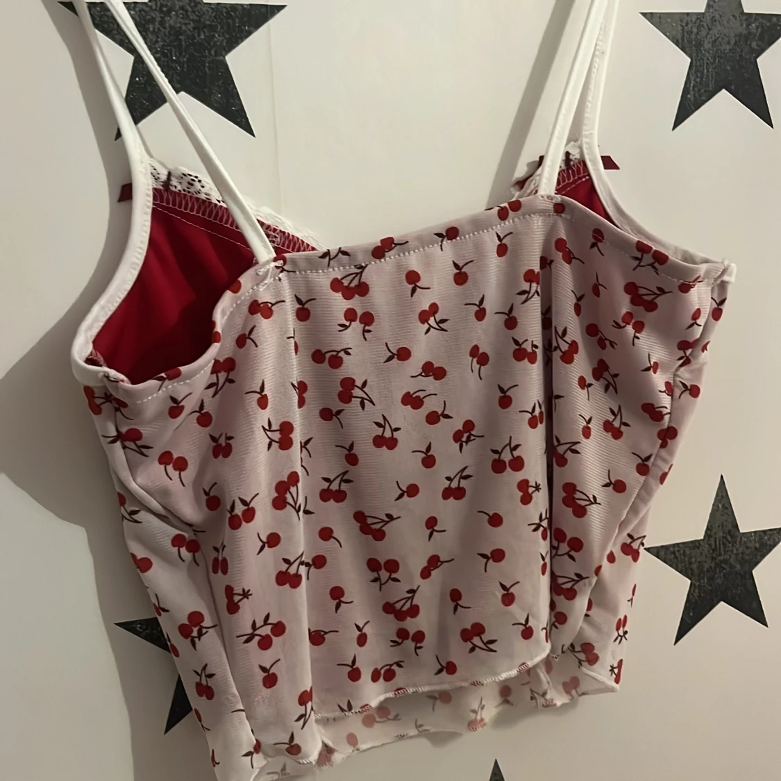 Vit och röd linne med körsbärsmönster - 1