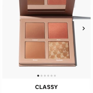 Face Palette Classy från CAIA - Snygg face palette från CAIA med fyra nyanser: contour, blush, bronze och highlight. Perfekt för att skapa en komplett look med både matta och skimrande toner. Kompakt design med spegel i locket.