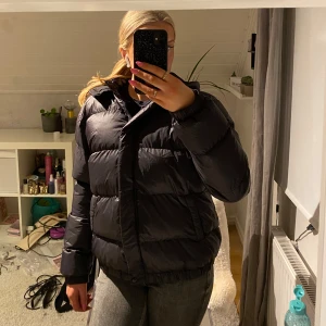Svart pufferjacka med huva - Jacka från Design By Amor, aldrig andvänd så helt ny