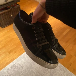 Lanvin skor  - Snygga lanvin skor som är i okej skick, en defekt vid hälen på högra skon och litet märke på högra captoe som inte syns så mycket. Dustbag fås med, skriv för fler bilder eller funderingar. Uk10