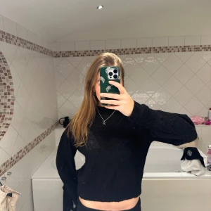 Stickad tröja - Så snygg stickad tröja från other stories som inte kommer till användning!!💕Storlek M men jag skulle säga att den passar S/XS