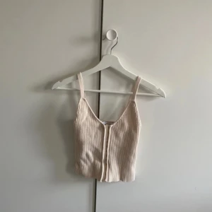 Korsett topp - Säljer den här beiga ribbade korsetttoppen från  zara🥰Den har spännen i mitten och är i storlek s.Endast testad,skriv för fler bilder och frågor🥰