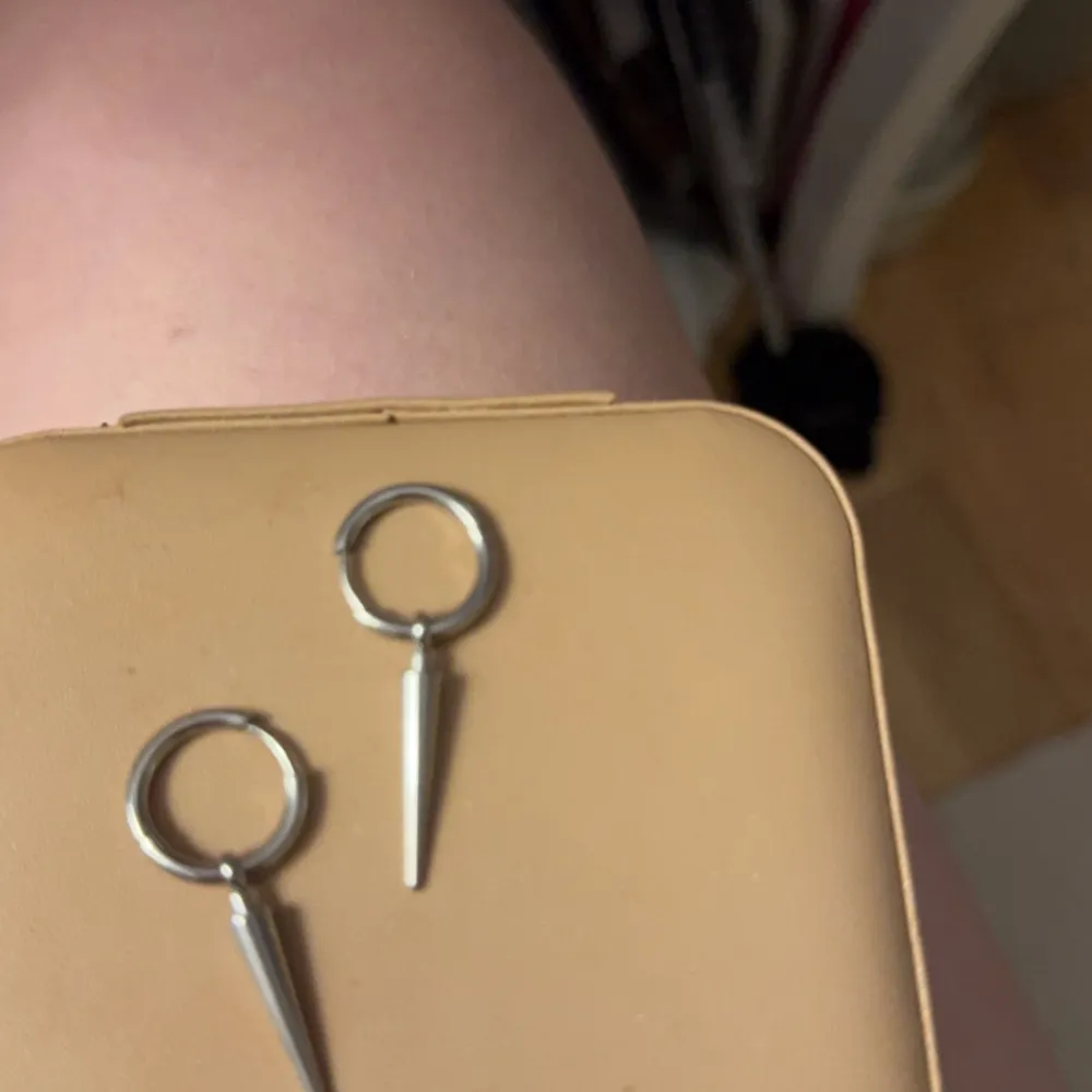 Snygga silverfärgade örhängen med en unik spetsig design. Perfekta för att ge din outfit en edgy touch. De är lätta och bekväma att bära hela dagen. Från Edblad!. Asusteet.