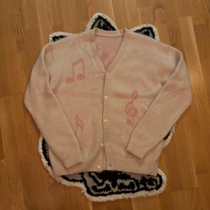 SNS cardigan - Beige & rosa cardigan från sneakers n stuff. Storlek M. Nypris 1599kr