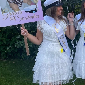 Vit studentklänning med volanger - Säljer nu min superfina studentklänning med volanger och kort ärm💕 nypris: 899kr