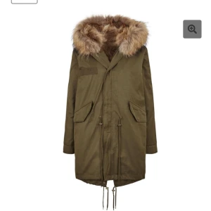 Parkajacka med päls från Natures Collection - Säljer en stilren brun parkajacka från Natures Collection. Jackan har en lyxig pälsfodrad insida som går att ta av. Därför är hackat perfekt för kyliga dagar men även under höst och vår utan pälsen. Nypris 8 000 sek