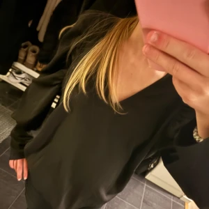 Svart långärmad topp från Pieces - Snygg svart långärmad topp från Pieces med v-ringning. Perfekt för en stilren look. Toppen har en elegant design med puffiga ärmar som ger en extra touch. Endast använd 2 gånger💗