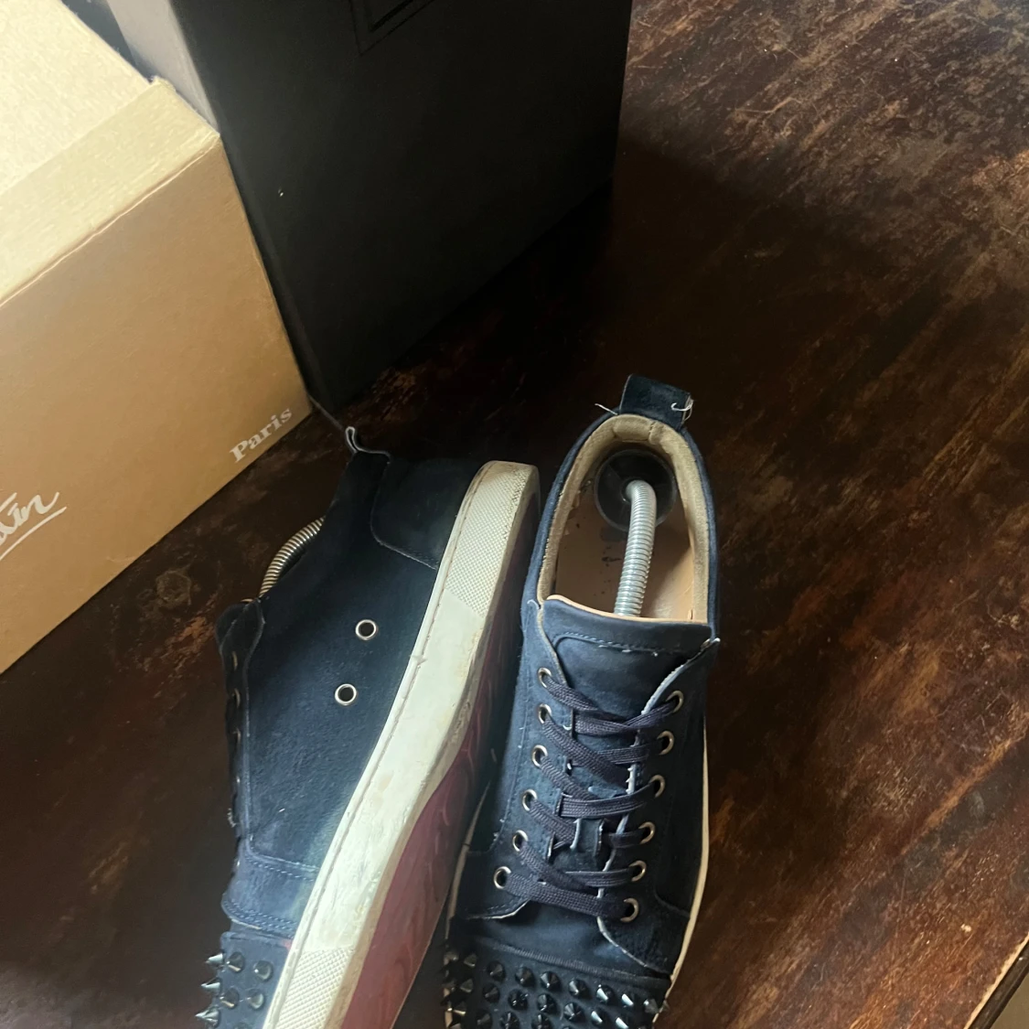 Blåa sneakers med nitar från Christian Louboutin - 3