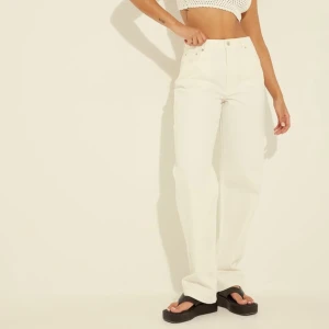 Straight jeans i hög midja, NA-KD x Melissa Bentsen - Vita/beiga jeans från NA-KD som är raka/lite loose på mig. Jag har annars 34 i storlek men 32 passar 32-36 beroende på hur man vill att de ska sitta. De är enbart testade och aldrig använda med lappar kvar. (Lånade bilder) Kontakta mig vid intresse! 💖💖💖