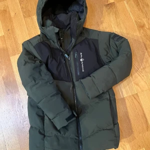 Sail Racing JR Patrol Down Jacket- Grön dunjacka från Sail Racing - Sail Racing Down Patrol. Perfekt för kalla dagar! Använd men fint! Strl 150. Nypris: 3500 kr.