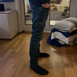 Boggi milano jeans - Modellen är för kort för byxorna!!!                                                                   (Byxorna passar dig som är runt 183)Snygga blå jeans från Boggi milano som passar i slim fit. Nypris är 1899 kr. Byxorna är väldigt unika då jag själv aldrig sett någon ha boggi milano jeans.                                                                          Hör av dig vid frågor!                                                                             Pris kan sänkas vid snabb affär 👍🏻 