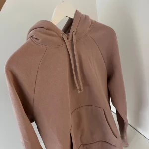 A Day’s March hoodie  - Hoodie från A Day’s March i storlek M, färgen ”Dusty pink”. Väldigt bra skick. Nypris 1200:-