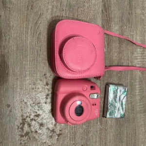 Insta X mini kamera - Använd ca 3 gånger. En patron och en väska fås med samt en patron i kameran.