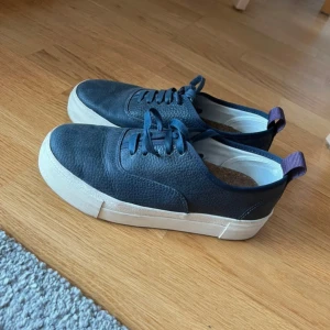 Eytys - Snygga blåa sneakers, knappt använda. Storlek 38 