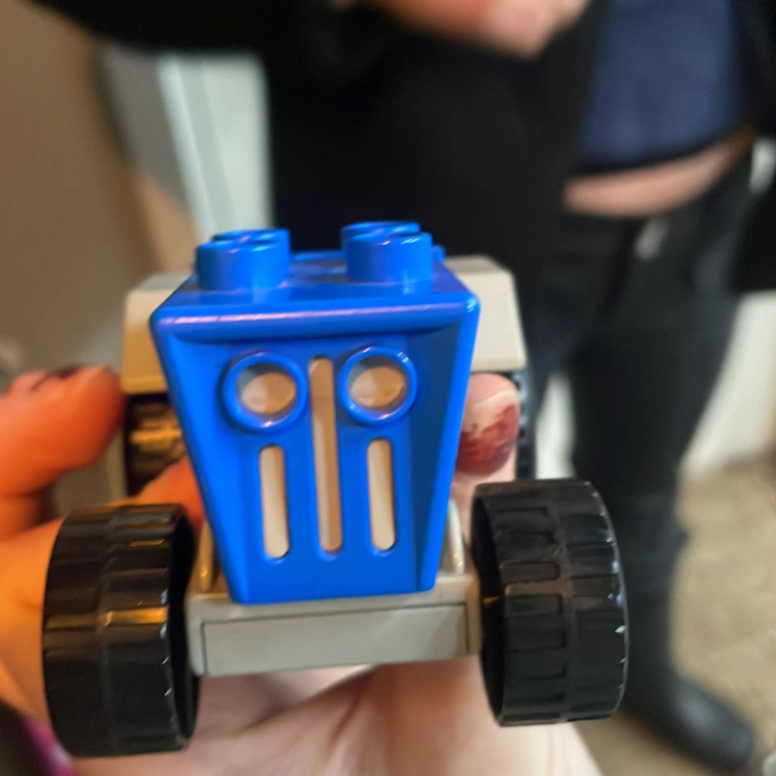 Blå och grå leksakstraktor - 2