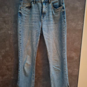 Blå jeans - Snygga blå jeans med klassisk femficksdesign och en bekväm passform. Perfekta för en avslappnad stil. W31 , L32