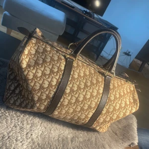 Dior väska vintage  - Säljer en till av morsan gamla väskor. Skick 10/10. Osäker hur mycket den är Köpt för då de var så längesen den köptes. Men säljs till ett dunder pris såklart äkta. Köpt från hennes chef för ungefär 25år sen. Men är fortfarande i samma skick som en ny. Vid mer frågor kontakta gärna oss. Inga defekter☺️kan gå ner i pris vid snabb affär.