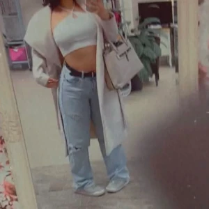 Beige väska - Beige väska me svarta detaljer