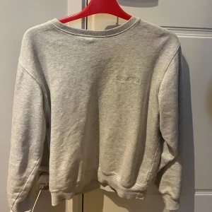 Djerf Avenue tröja  - .Jättefin och mysig tjocktröja från Djerf Avenue. Använt en del men i bra skick! 