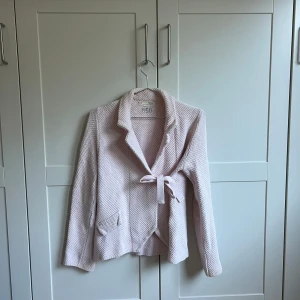 Ljusrosa kofta från Odd Molly - Säljer en stilren ljusrosa kofta från Odd Molly. Passar bra till både vardag och speciella tillfällen. Säljer för 250kr + frakt 💫🫶🏻