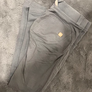 Grå/gröna freddy pants - Freddy pants. OBS! ett hål emellan benen som är lagat