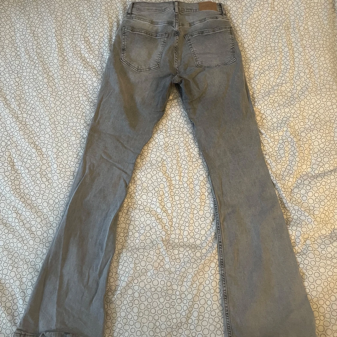 Grå bootcut jeans från Gina Tricot - 1